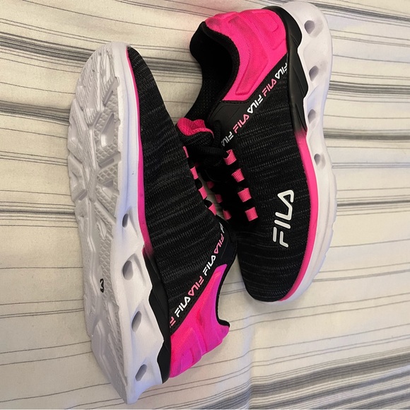 BRAND NEW GIRLS SIZE 2 FILA TENNIS SHOES - Picture 13 of 14